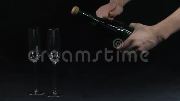 用刀打开一瓶香槟视频的预览图