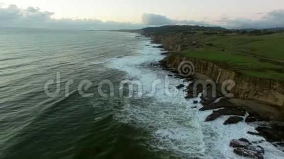 太平洋岩石悬崖附近的狭长水域视频的预览图