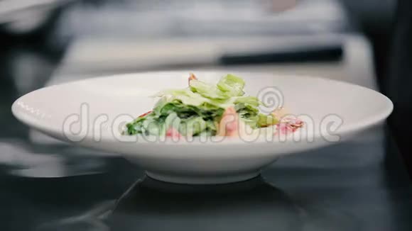 厨师用虾装饰沙拉视频的预览图