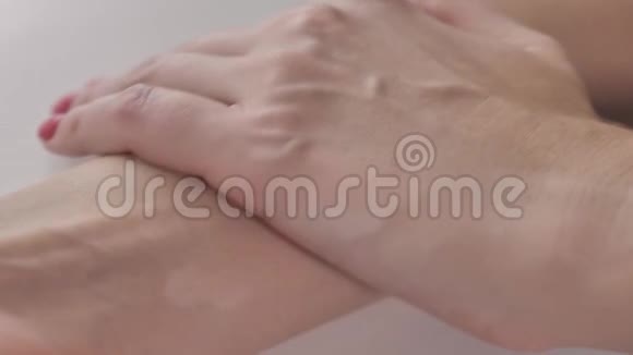 女人手击光滑健康的皮肤人体组织再生刺激器视频的预览图