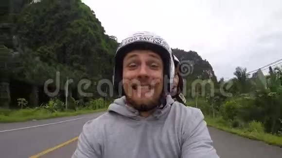 搞笑脸舞GoPro自拍在泰国骑摩托车的年轻夫妇视频的预览图