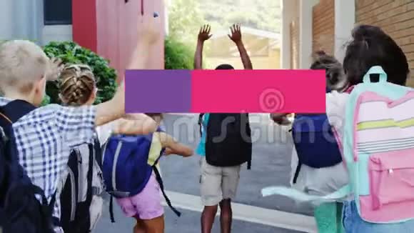 带着紫色的横幅回到学校视频的预览图