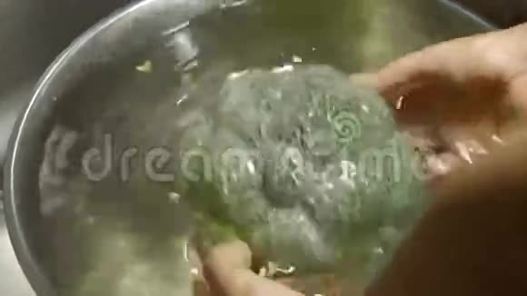 人的手洗花椰菜视频的预览图