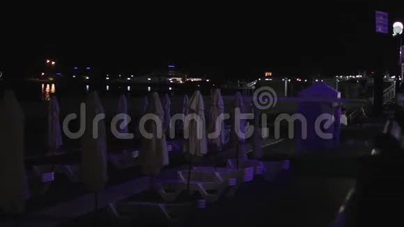 带海港的夜间海滩慢全景视频的预览图