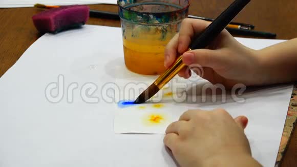 画笔以蓝黄两种颜色在纸上滑动视频的预览图