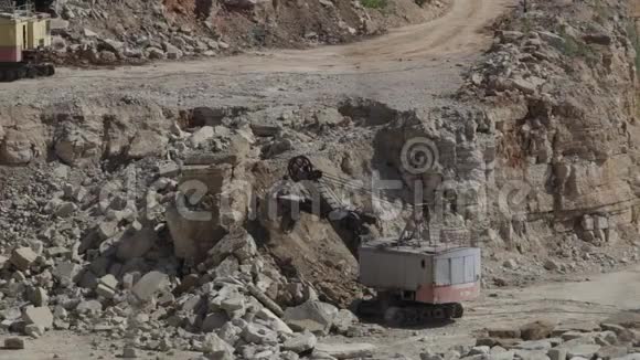 职业挖掘机在采石场工作视频的预览图