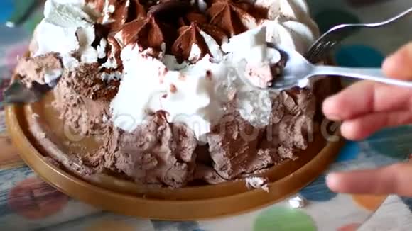 蛋糕冰霜特写一家人用勺子吃视频的预览图