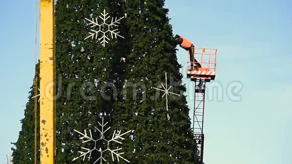 一棵大城市圣诞树的装饰视频的预览图
