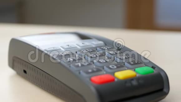 使用NFC技术的非接触式信用卡支付客户的手视频的预览图