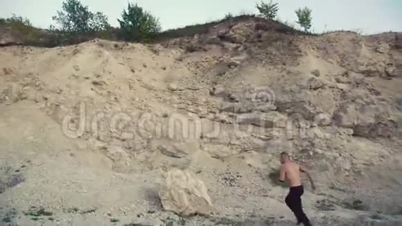 强壮的男人在崎岖的岩石上慢跑4K视频的预览图