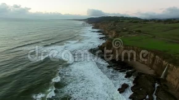 太平洋岩石悬崖海岸景观视频的预览图