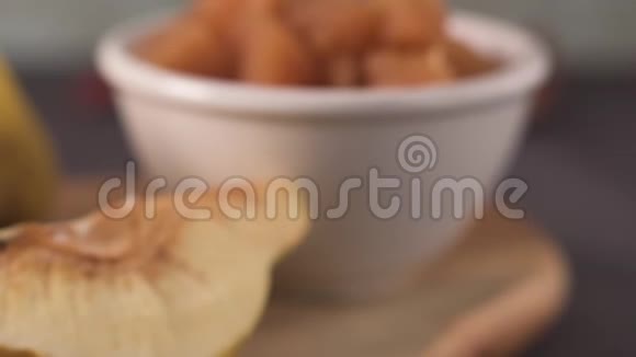 陶瓷碗里的果酱视频的预览图
