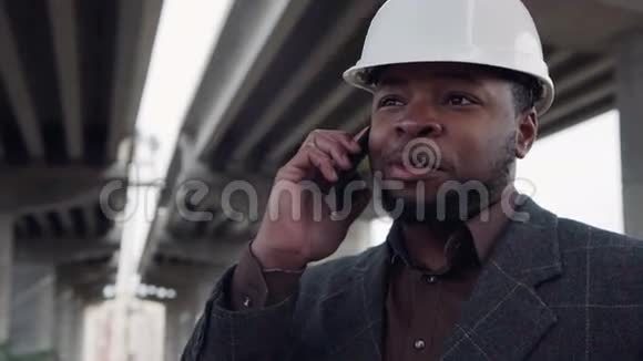 戴着白色安全帽的微笑男人打电话视频的预览图