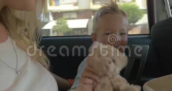 儿童与母亲和玩具一起乘车旅行视频的预览图