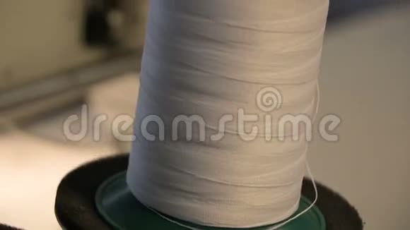 线轴上的缝纫线特写镜头纺织厂有彩色线轴彩色的羊毛卷工具视频的预览图