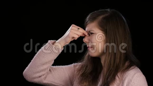 一位留着头痛的年轻女士在诺斯桥按摩视频的预览图