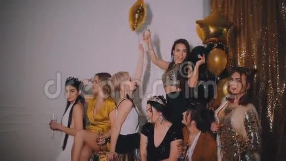 疯狂的聚会时间七个漂亮的时髦女人穿着优雅的休闲服装庆祝新年生日玩得开心视频的预览图