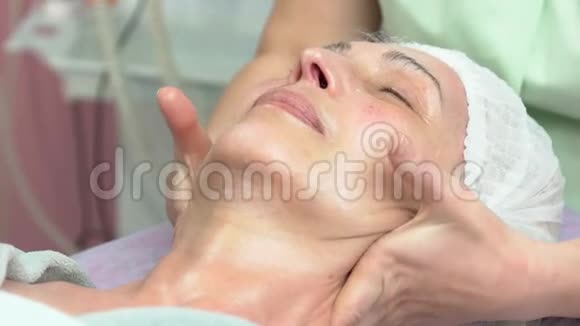 有淋巴面部按摩的女人视频的预览图