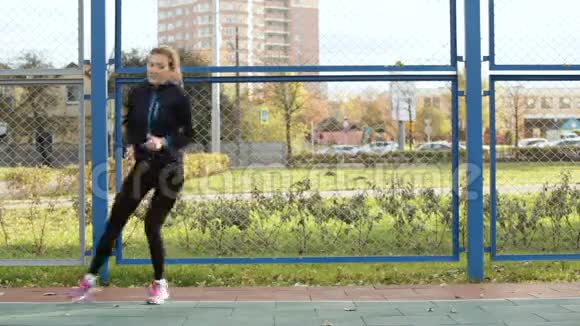 女运动员做穿梭跑视频的预览图