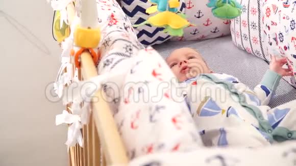 慢动作婴儿躺在婴儿床上滑视频的预览图