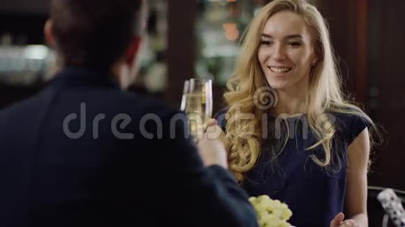 约会时在餐馆里为浪漫的情侣欢呼和喝香槟视频的预览图