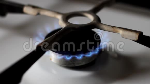 厨房燃气灶燃烧蓝色天然气视频的预览图