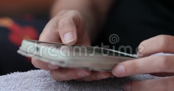 一个女人的双手在用手机视频的预览图