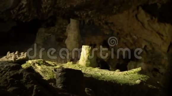 洞中的石笋特写摄影视频的预览图