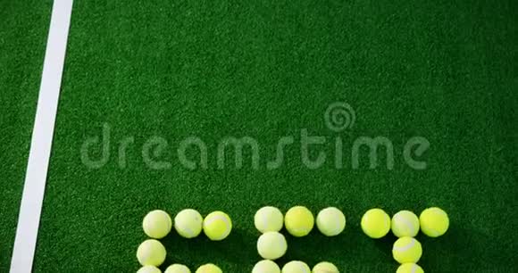 网球在球场上形成单词视频的预览图