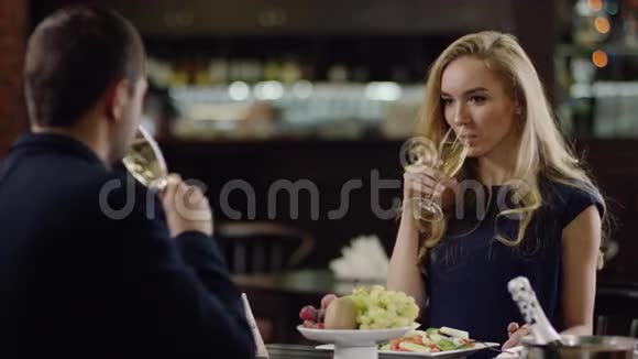 情侣们在餐馆喝香槟视频的预览图