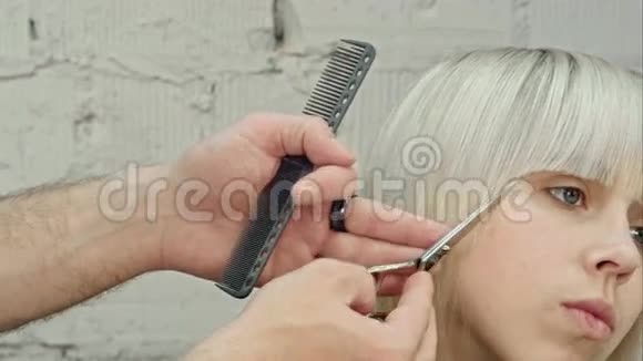 年轻漂亮的女人在理发店理发视频的预览图
