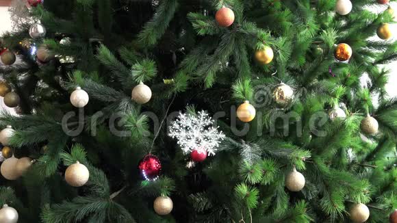 圣诞树上的花环和雪花灯视频的预览图