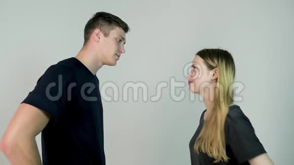 打在脸上关系困难年轻女子与男友争吵行动迟缓视频的预览图