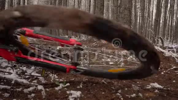 关上自行车的轮子冬天木头里的自行车躺在一边自行车轮在地球上转动视频的预览图