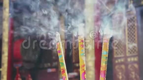 在佛寺烧香的慢镜头视频的预览图