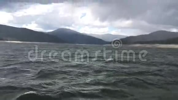 山湖上空的暴风雨天气视频的预览图