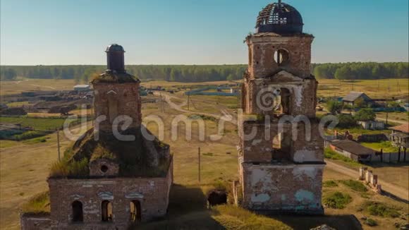 在被毁和遗弃的教堂上空飞行视频的预览图