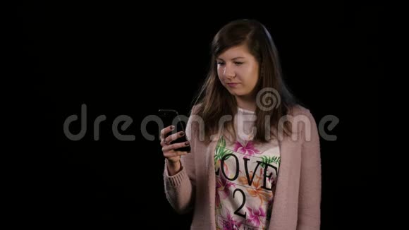 一位年轻的女士打着宾果手势用电话视频的预览图