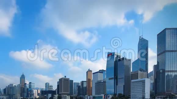 4K时差的办公楼和商务塔在市中心显示云移动头顶摩天轮全景视频的预览图
