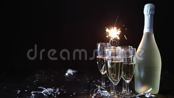 党的组成形象黑桌上摆满香槟的酒杯视频的预览图