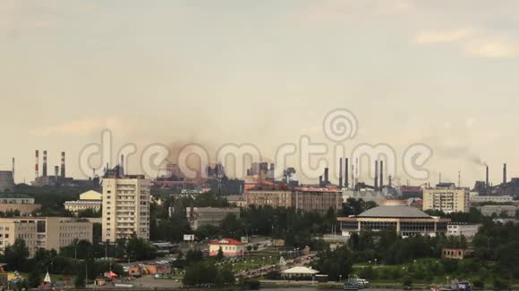 城市景观与吸烟冶金烟囱视频的预览图