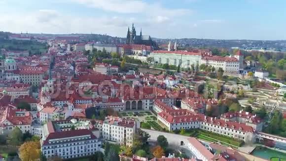 布拉格全景从空中俯瞰布拉格圣维特大教堂视频的预览图