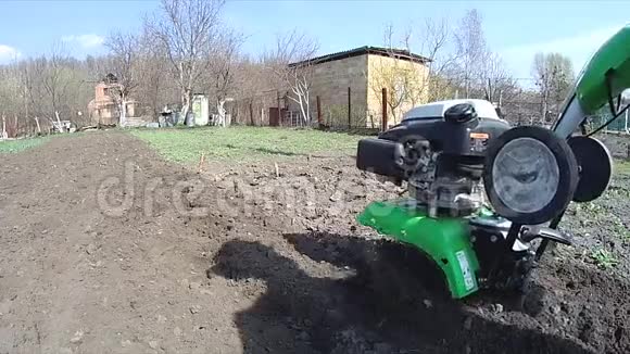 人用分蘖在花园里耕种土地准备播种视频的预览图