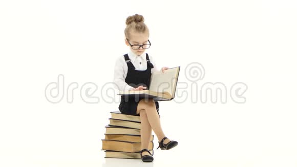 聪明的小女孩正在研究一本百科全书视频的预览图