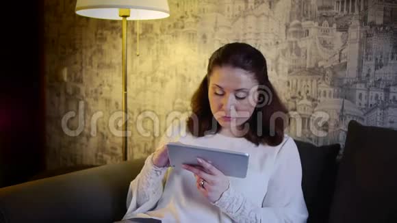 可爱的女孩在平板电脑上写文字视频的预览图