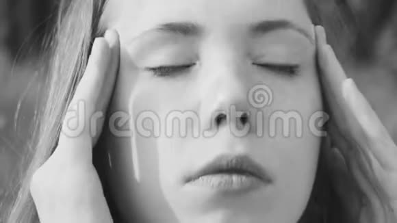 年轻女孩头痛视频的预览图