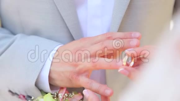 新娘为丈夫举行婚礼视频的预览图