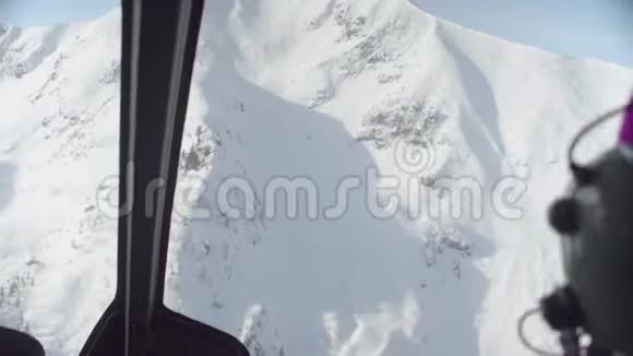 从飞越西伯利亚山脉的直升机飞行员的角度视频的预览图