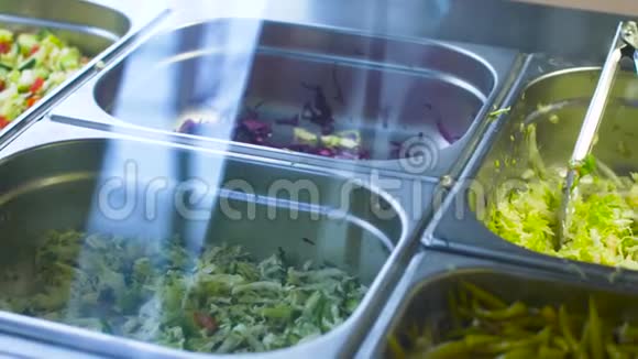 蔬菜沙拉或装在钢制容器中视频的预览图