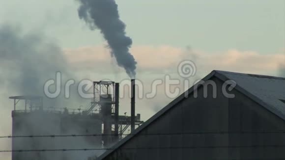工业建筑和烟囱烟雾及蒸汽视频的预览图